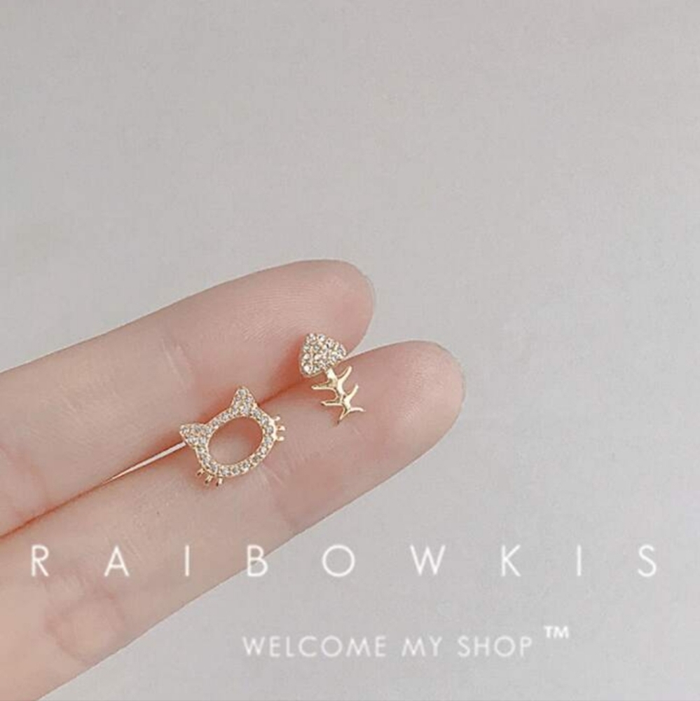 🐈🐟NEW🐈🐟ADORABLE!! Asymetrical Cat and Fish Earrings in GOLD with CZ'S - Picture 2 of 13
